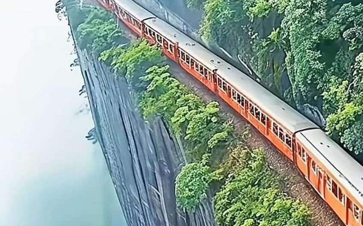 9 Most Dangerous Train Routes In The World.. 😳